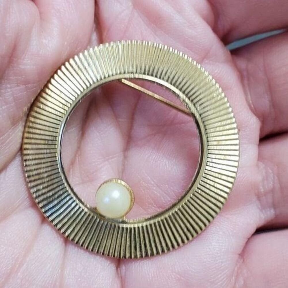 Vintage Gold Tone Open Circular Brooch Faux Pearl Line Texture